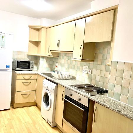 Central London 2 Bedrooms, Seperate Recption, Full Kitchen, Free Parking Ngoại thất bức ảnh