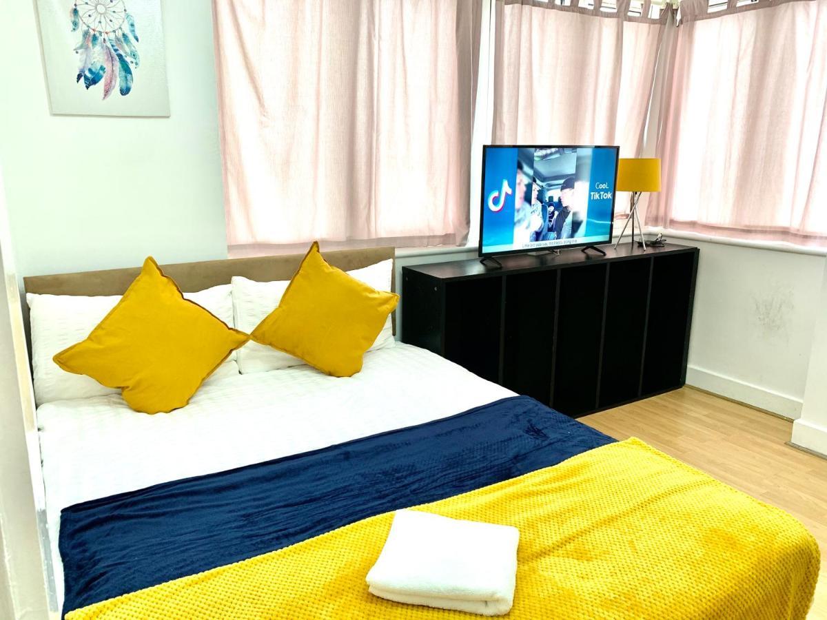 Central London 2 Bedrooms, Seperate Recption, Full Kitchen, Free Parking Ngoại thất bức ảnh